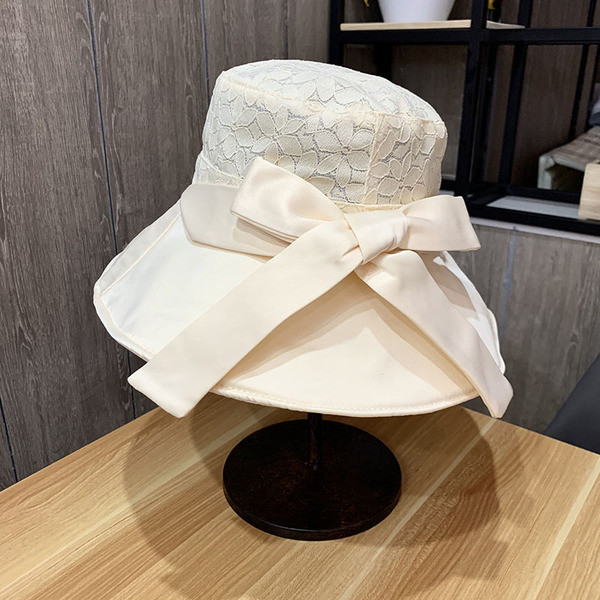 Modern női sapka csipkével és szalaggal