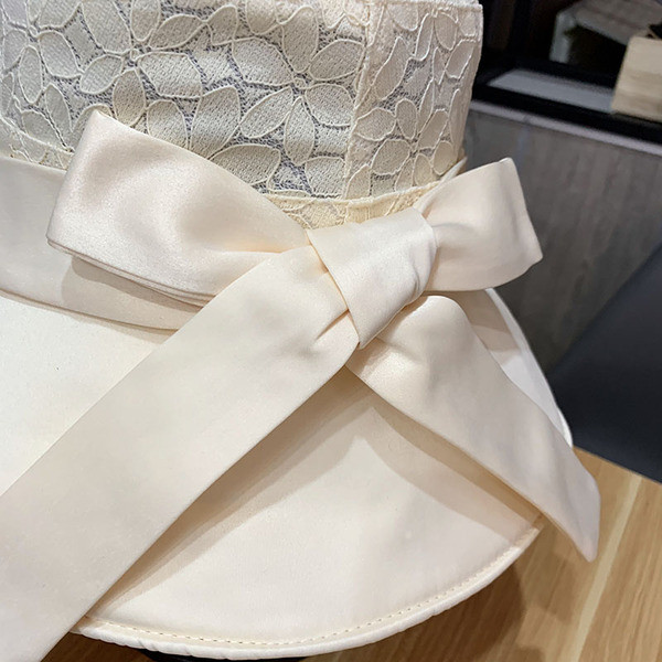 Modern női sapka csipkével és szalaggal