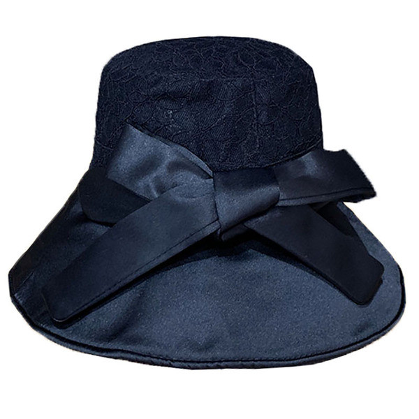 Modern női sapka csipkével és szalaggal