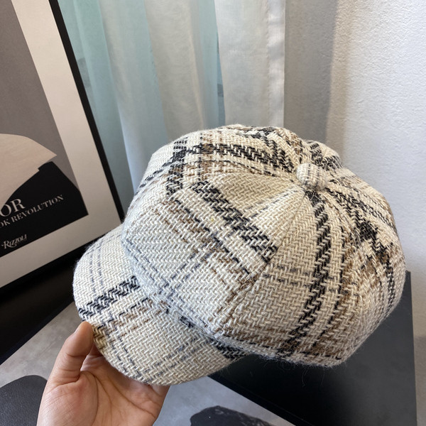 Kockás női retro barett típusú sapka