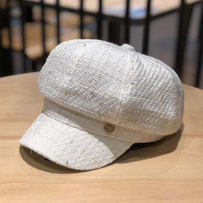 Női sapka napellenzővel és fém elemmel