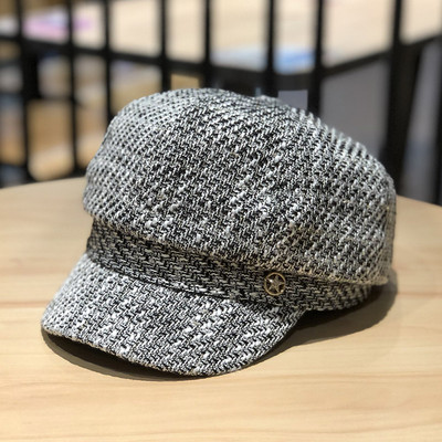 Női sapka napellenzővel és fém elemmel