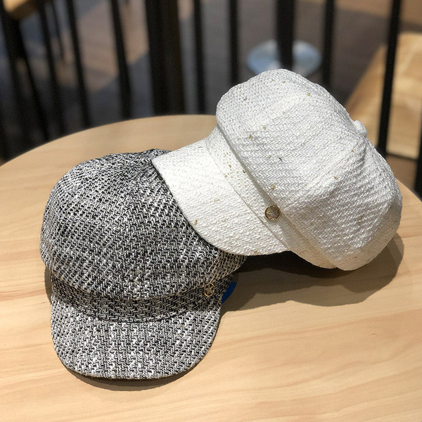 Női sapka napellenzővel és fém elemmel