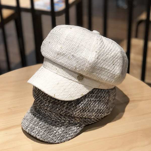 Női sapka napellenzővel és fém elemmel