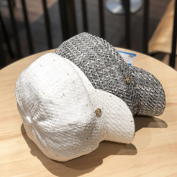 Női sapka napellenzővel és fém elemmel