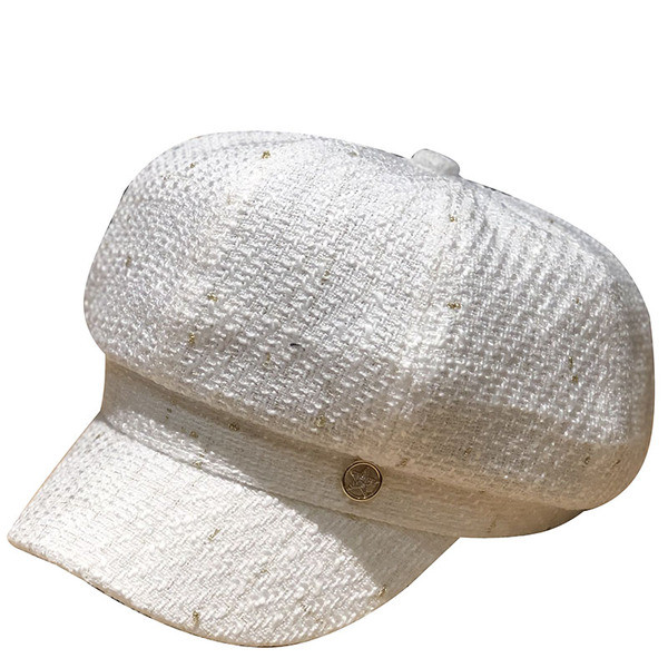 Női sapka napellenzővel és fém elemmel
