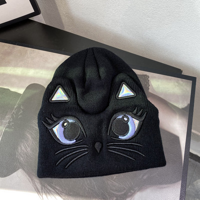 Alkalmi női gyapjúkalap hímzéssel