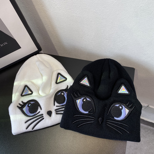 Alkalmi női gyapjúkalap hímzéssel