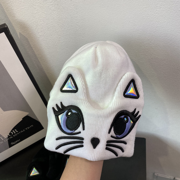 Alkalmi női gyapjúkalap hímzéssel