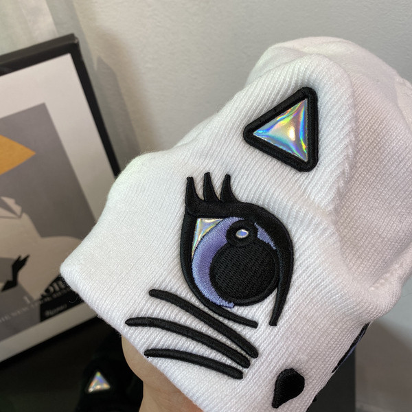 Alkalmi női gyapjúkalap hímzéssel