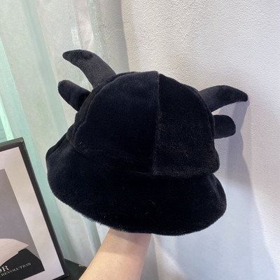 Γυναικείο βελούδινο καπέλο με τρισδιάστατα στοιχεία