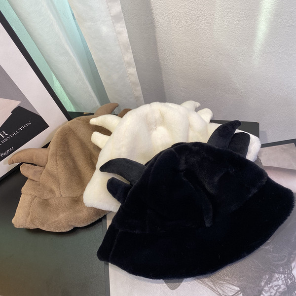 Γυναικείο βελούδινο καπέλο με τρισδιάστατα στοιχεία