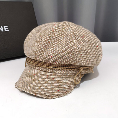 Női gyapjú sapka szalaggal és napellenzővel