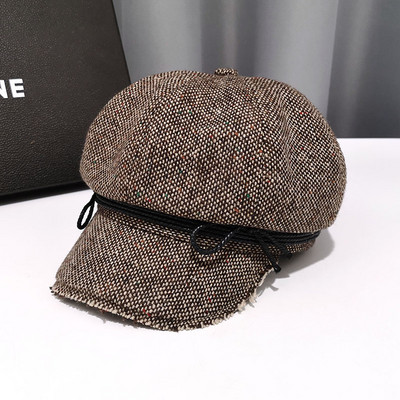 Női gyapjú sapka szalaggal és napellenzővel