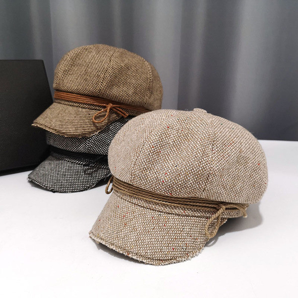 Női gyapjú sapka szalaggal és napellenzővel