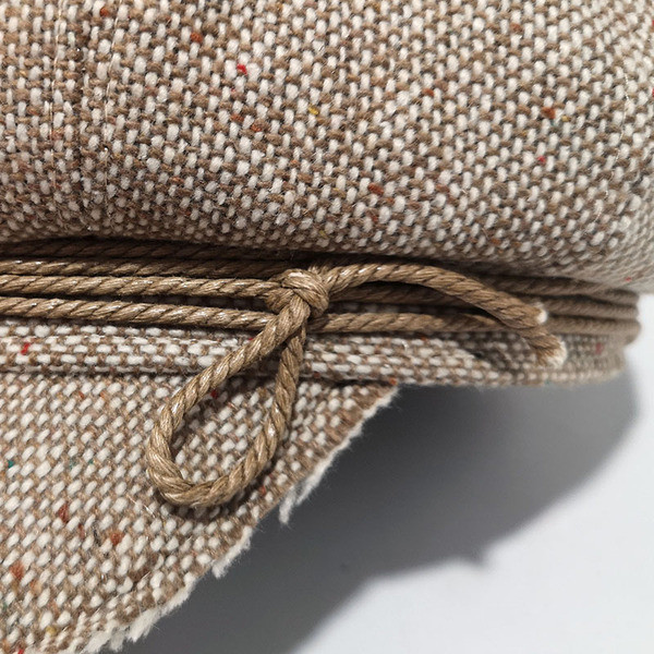 Női gyapjú sapka szalaggal és napellenzővel