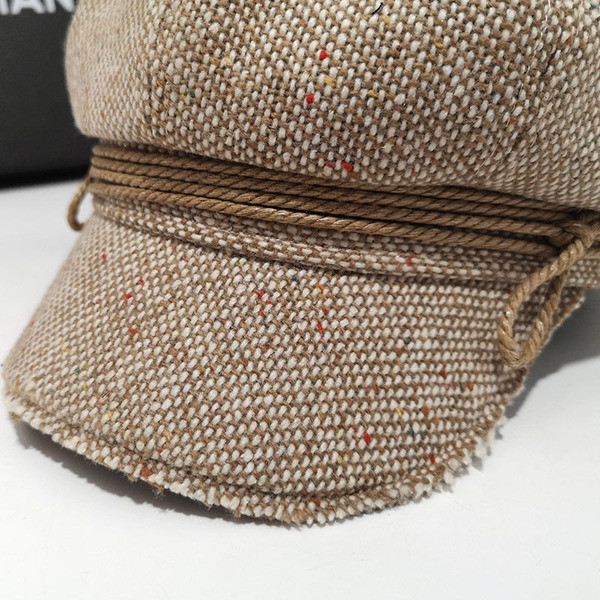 Női gyapjú sapka szalaggal és napellenzővel