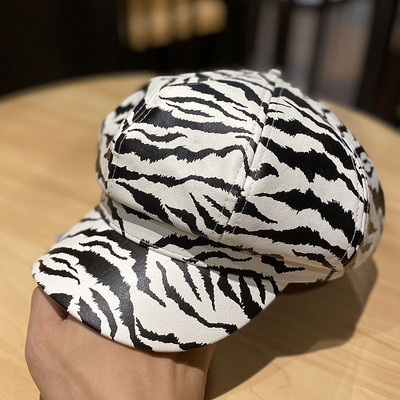 Γυναικείο καπέλο τύπου καπάκι με γείσο και τύπωμα ζέβρα