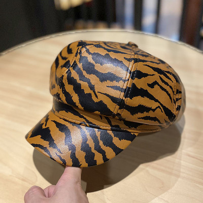 Γυναικείο καπέλο τύπου καπάκι με γείσο και τύπωμα ζέβρα