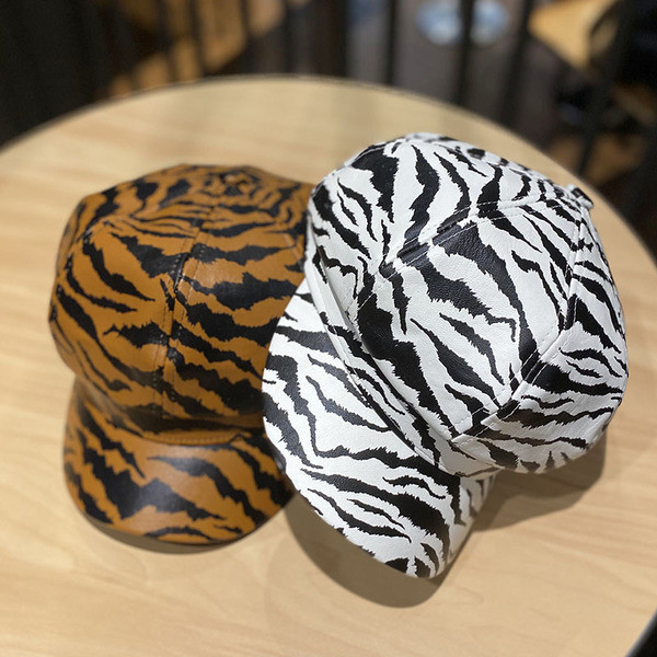 Γυναικείο καπέλο τύπου καπάκι με γείσο και τύπωμα ζέβρα