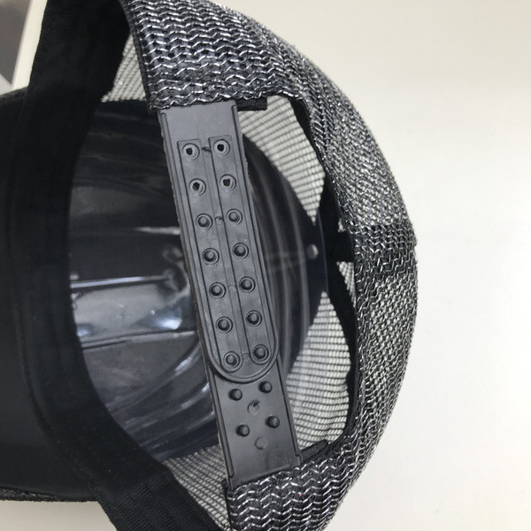 Új modell női sapka - napellenzővel és fém elemmel