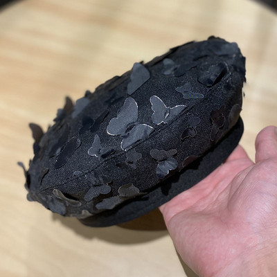 Γυναικείο καπέλο μπερέ με τρισδιάστατες πεταλούδες