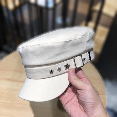 Női sapka csattal és fém elemmel