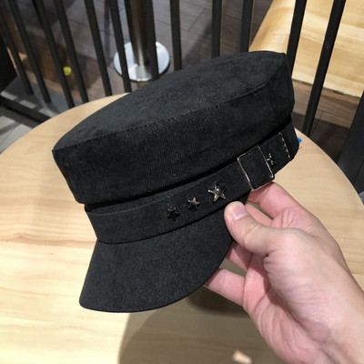 Női sapka csattal és fém elemmel