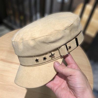 Női sapka csattal és fém elemmel