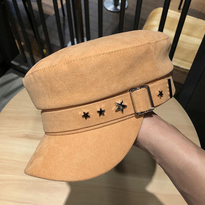 Női sapka csattal és fém elemmel