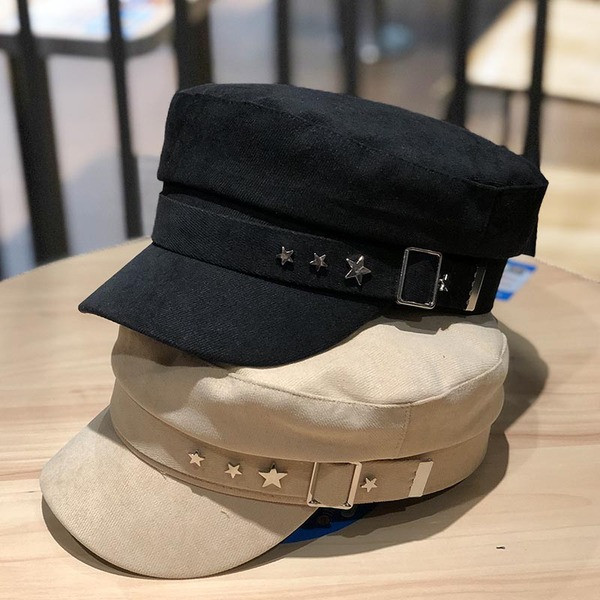 Női sapka csattal és fém elemmel