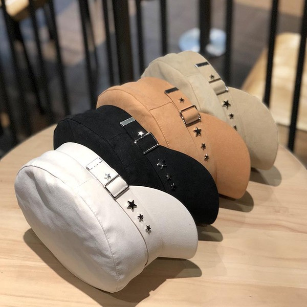 Női sapka csattal és fém elemmel