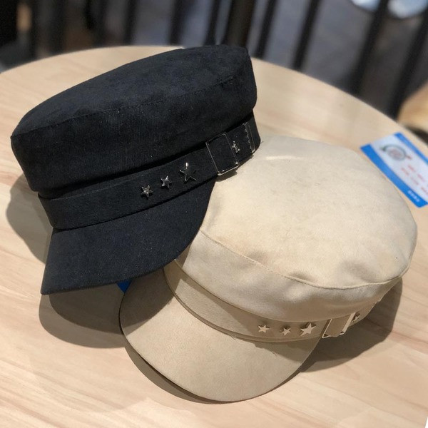 Női sapka csattal és fém elemmel