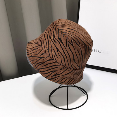 Μοντέρνο γυναικείο καπέλο με άνιμαλ πριντ