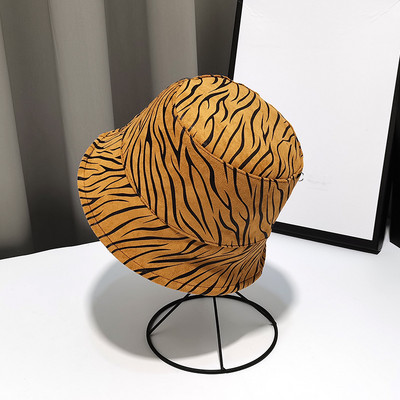 Μοντέρνο γυναικείο καπέλο με άνιμαλ πριντ