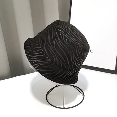 Μοντέρνο γυναικείο καπέλο με άνιμαλ πριντ