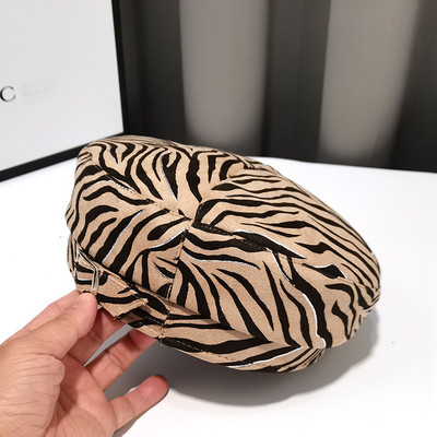 Μοντέρνο γυναικείο καπέλο τύπου μπερέ με μοτίβο τίγρης και μεταλλική αγκράφα