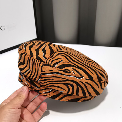 Μοντέρνο γυναικείο καπέλο τύπου μπερέ με μοτίβο τίγρης και μεταλλική αγκράφα