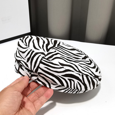 Μοντέρνο γυναικείο καπέλο τύπου μπερέ με μοτίβο τίγρης και μεταλλική αγκράφα