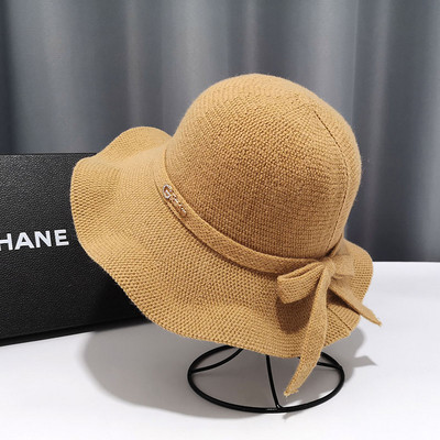 Női alkalmi sapka szalaggal és fém díszítéssel