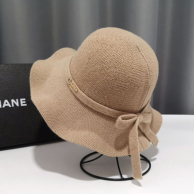 Női alkalmi sapka szalaggal és fém díszítéssel