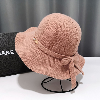 Női alkalmi sapka szalaggal és fém díszítéssel