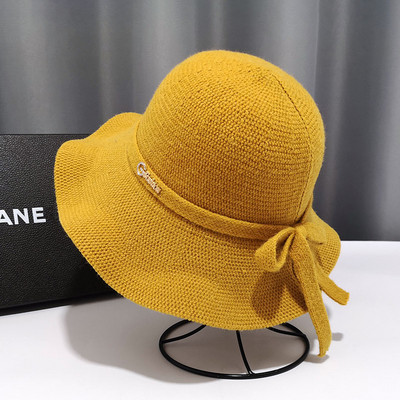 Női alkalmi sapka szalaggal és fém díszítéssel