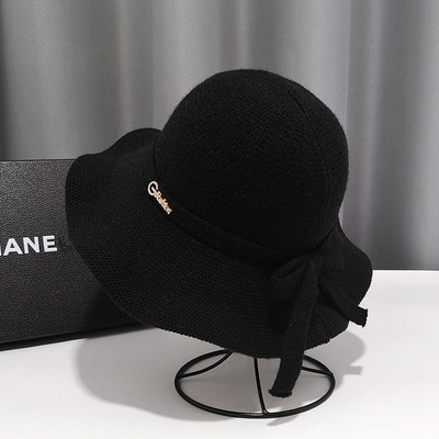 Női alkalmi sapka szalaggal és fém díszítéssel