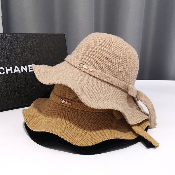 Női alkalmi sapka szalaggal és fém díszítéssel