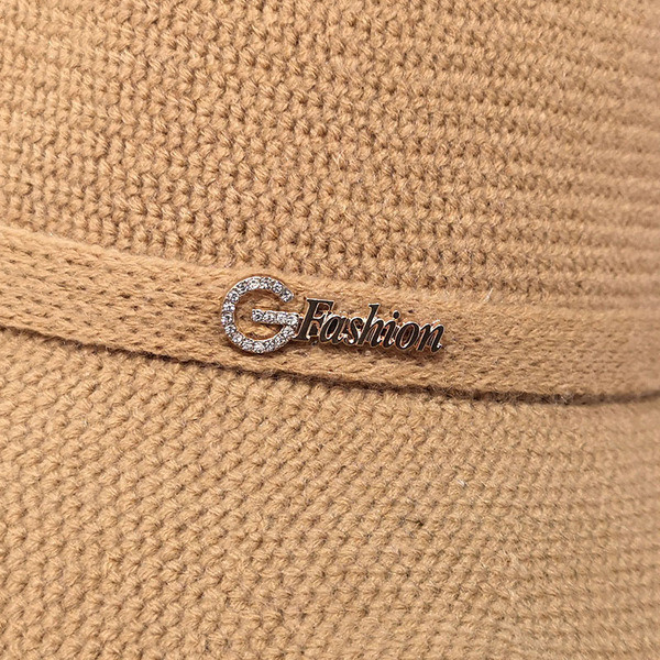 Női alkalmi sapka szalaggal és fém díszítéssel