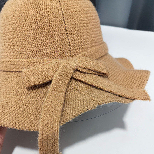 Női alkalmi sapka szalaggal és fém díszítéssel