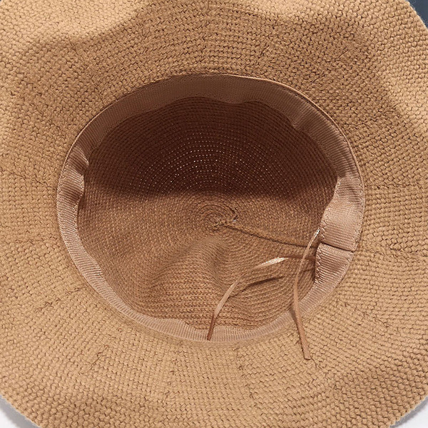 Női alkalmi sapka szalaggal és fém díszítéssel