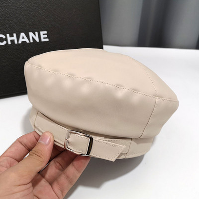 Γυναικείο έκο δερμάτινο καπέλο με μεταλλική αγκράφα