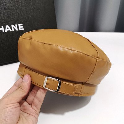 Γυναικείο έκο δερμάτινο καπέλο με μεταλλική αγκράφα